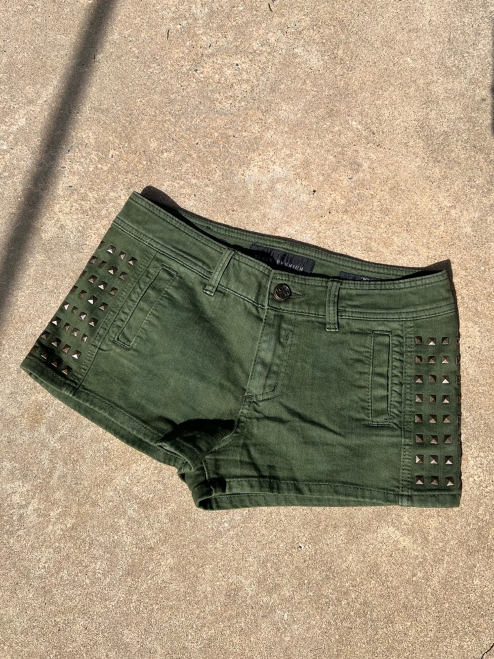 Affliction Lizzie Studded Shorts in Green Camouflage Size 29 Indie Y2K Party